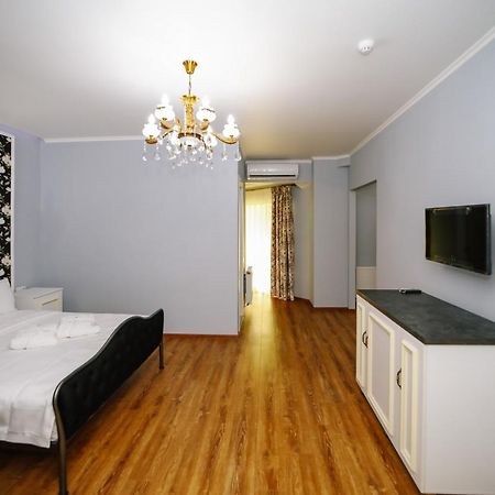 Rose Hotel Vake Tbilisi Esterno foto