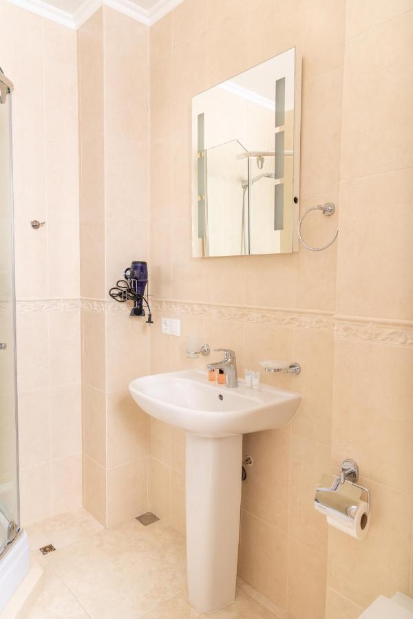 Rose Hotel Vake Tbilisi Esterno foto